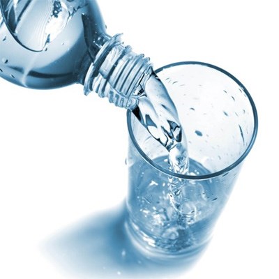 Uống nhiều nước giúp giảm triệu chứng khô họng, đau rát cổ họng,…