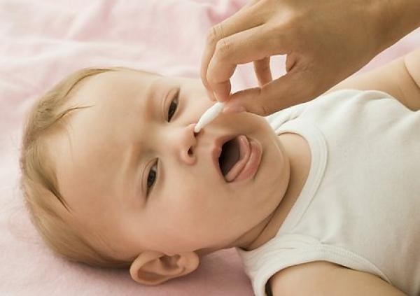 Cha mẹ cần theo dõi và vệ sinh tai, mũi, họng cho bé thường xuyên