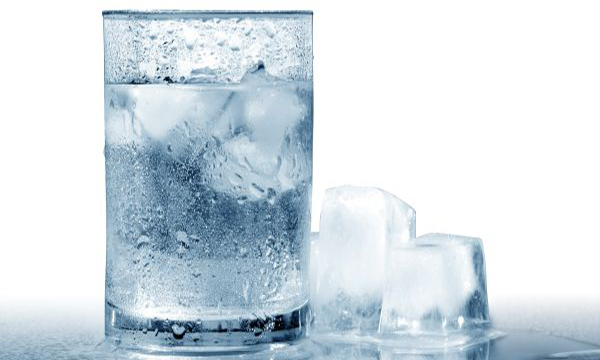 Uống nước đá dễ gây bệnh viêm họng