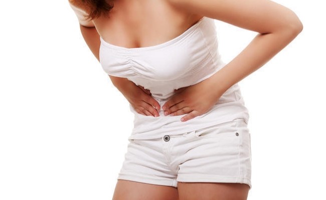 Đau bụng dưới âm ỉ là một trong các dấu hiệu nhận biết bệnh viêm phần phụ